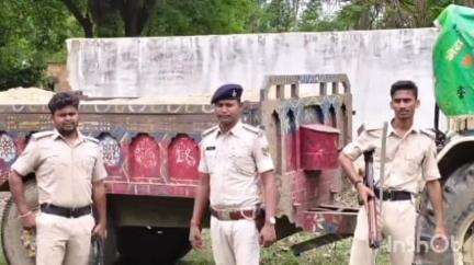 हिसुआ: विजयनगर के पास से पुलिस ने सूचना पर दो बालू लदे ट्रैक्टर किए बरामद, मालिक और चालक पर FIR दर्ज