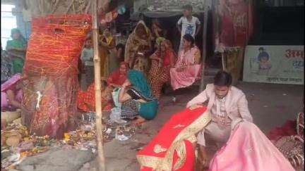 मोठ: चिरगाँव में धूमधाम से बट वृक्ष पूजा का आयोजन, आस्था और परंपरा का अद्भुत संगम