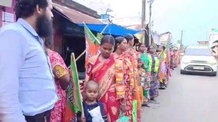 পাঁশকুড়া: চিপস গলায় ঝুলিয়ে অভিযুক্তকে গ্রেপ্তারের দাবিতে প্রতিবাদ মিছিল বিজেপি পাঁশকুড়া গোঁসাইবেড় বাজারে