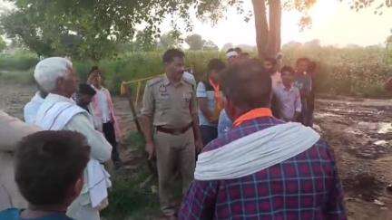 जलेसर: गांव जैनपुरा में रामकथा के आयोजन में पुलिस की मौजूदगी, SDM और CO जलेसर ने किया गांव का निरीक्षण