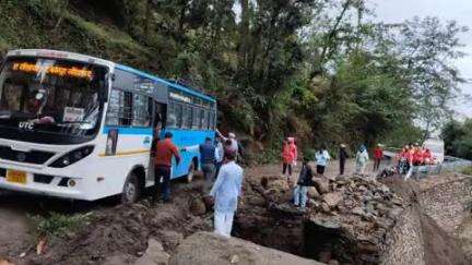 पाटी: रीठा साहिब को जाने वाली बस बीच सड़क में फंसी, बड़ा हादसा होने से बाल-बाल बचा