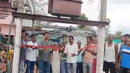 गोला: चोकड़बेड़ा में मुखिया ने किया ट्रांसफार्मर का उद्घाटन, कहा- अब गांव का अंधेरा होगा दूर