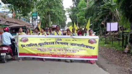 তুফানগঞ্জ ১: আবেদন করেও মিলছে না বিদ্যুতের কমার্শিয়াল মিটার, প্রতিবাদে তুফানগঞ্জ বিদ্যুৎ বণ্টন দপ্তরের সামনে বিক্ষোভ GCPA-র