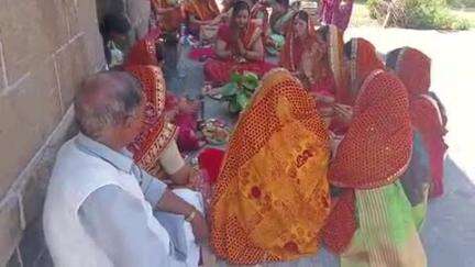 द्वाराहाट: बट सावित्री की पूजा में सुहागिनों ने देर शाम तक बट वृक्ष की पूजा की, निर्जला व्रत रखकर पति की दीर्घायु की की कामना