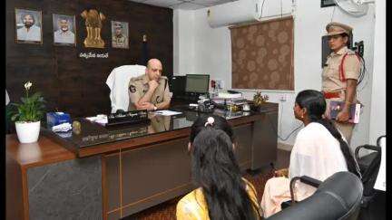 భీమవరం: జిల్లా ఎస్పీ అద్నాన్ నయీం అస్మి ఆధ్వర్యంలో పట్టణంలోని జిల్లా పోలీస్ కార్యాలయంలో ప్రజా సమస్యల పరిష్కార వేదిక కార్యక్రమం