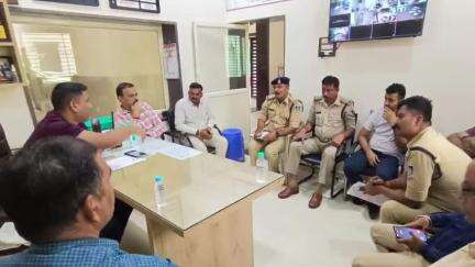 बुरहानपुर नगर: नगर पुलिस अधीक्षक ने बुरहानपुर के यातायात थाने में यातायात व्यवस्था सुधारने को लेकर की बैठक, मौजूद लोगों ने दिए सुझाव