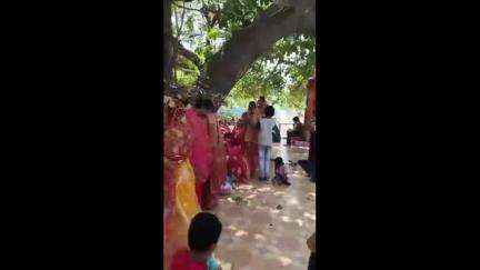 कुंदा: कुन्दा में सुहागिन महिलाओं ने पति की लंबी उम्र के लिए की वट सावित्री की पूजा-अर्चना की