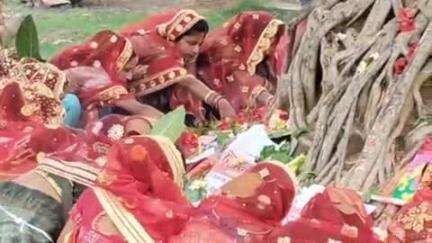 गोला: गोला क्षेत्र में सुहागिन महिलाओं ने पति की दीर्घायु के लिए वट सावित्री की पूजा की