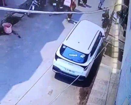 पोरसा: पोरसा सेंट्रल बैंक से किसान के ₹86 हजार चोरी, थैला काटकर पार किए, दो महिलाओं पर शक, सीसीटीवी फुटेज आया सामने