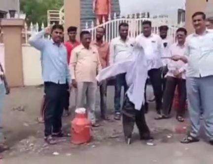 पाथर्डी: पाथर्डीच्या नाईक चौकात नगर परिषदेच्या मुख्य अधिकाऱ्याच्या प्रतिकात्मक पुतळ्याला चिखल पाण्याने अंघोळघालूननागरिकांचआंदनदोन