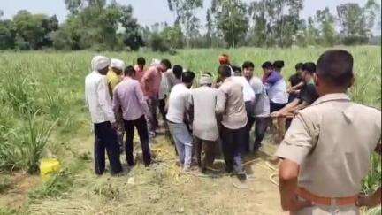 बिसवां: कसमण्डा के छेदनी कुआं चौराहे के पास गन्ने के खेत में बने बोरवेल के गहरे गड्ढे में गिरी गाय को फायर बिग्रेड टीम ने बचाया
