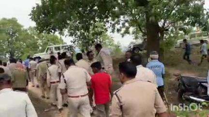 चिरमिरी के केराडोल क्षेत्र में वन भूमि पर चला बुलडोजर, अवैध अतिक्रमण पर हुई कार्रवाई