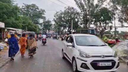 सारठ: पालोजोरी मार्ग पर सारठ हटिया से लगा रहता है घंटों जाम, लोग बोले- बनी रहती है हादसे की संभावना #jansamasya