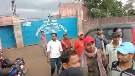 गोला: वनांचल कांकास्ट प्रालि हेमतपुर में मजदूरी न मिलने पर ठेका कंपनी के खिलाफ हंगामा