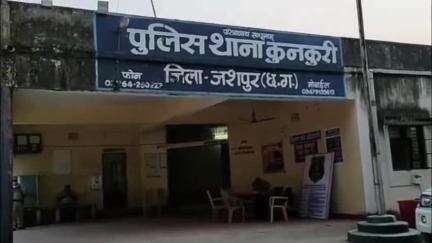 कुनकुरी: कुनकुरी थाना क्षेत्र के डुगडुगिया स्थित घर में सेंधमारी, 1.20 लाख के जेवर और नकदी की चोरी