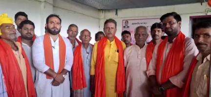 कहलगांव: सन्हौला के मुख्य बाजार में चंदन चंद्राकर ने आम जनों के साथ एक निजी विवाह भवन में किया विचार-विमर्श