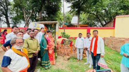 बाघमारा/कतरास: पाथरगढ़िया पंचायत के कमालिया मंदिर के सामने पीसीसी पत्थर निर्माण का शिलान्यास, जिला परिषद अध्यक्ष शारदा सिंह पहुंचीं