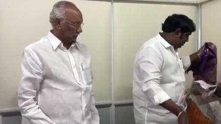 భీమవరం: ఎమ్మెల్యే రామాంజనేయులును మర్యాదపూర్వకంగా కలిసిన ఉమ్మడి ప.గో జిల్లా డీసీఎంఎస్ చైర్మన్ చాగంటి మురళీకృష్ణ