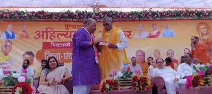 लंभुआ: भारतीय उद्योग व्यापार मंडल ने लंभुआ में आयोजित रामकथा में शामिल होने के लिए प्रभारी मंत्री को दिया निमंत्रण
