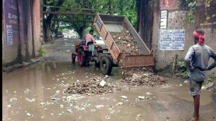 কৃষ্ণনগর ১: রাস্তা সারাঁইয়ে উদ্যোগ নেয়নি জেলা প্রশাসন, অবশেষে ক্লাব উত্তরণের পক্ষ থেকে ইট ফেলে করা হলো যাতায়াতের ব্যবস্থা