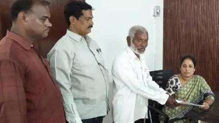 గంగాధర నెల్లూరు: కార్వేటినగరం పంచాయతీ పరిధిలో అక్రమ నిర్మాణాలపై చర్యలు తీసుకోవాలని గ్రామస్థులు మండల ఏవోకు వినతి
