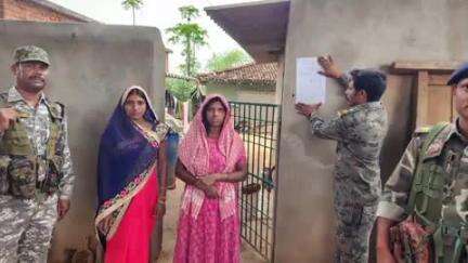 घाघरा: माओवादियों के हार्डकोर उग्रवादी के घर पुलिस ने चिपकाया इश्तेहार, आत्मसमर्पण करने की दी चेतावनी