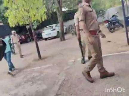 पलेरा: भीम आर्मी कार्यकर्ताओं ने बम्होरी कला थाना पुलिस पर चेकिंग के दौरान अभद्रता का आरोप लगाया, की नारेबाजी