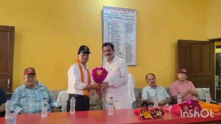 नौतनवा: नौतनवां नगर पालिका सभागार में आयोजित विशेष कार्यक्रम में महिलाओं को मिलीं सिलाई मशीनें