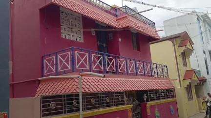 ஆரணி: கண்ணமங்கலம் போலீசார் ராணுவ வீரர் கொலை சம்பவத்தில் மனைவி உட்பட எட்டு பேர் மீது வழக்கு பதிவு செய்து தலை மறைவாக உள்ளவர்களை தீவிரமாக தேடி வருகின்றனர்