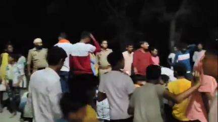 बिसवां: सेवता में मंदिर की दंडवत परिक्रमा कर रहे श्रद्धालुओं पर अंडे के छिलके फेंके जाने से दो समुदायों में हुआ विवाद