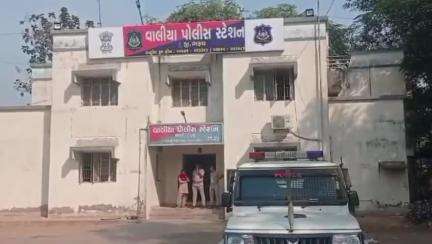 વાલિયા: વાલિયાના ફાયર ઓપરેટરને 3 દિવસ ડિજિટલ એરેસ્ટ કરી 9.28 લાખ પડાવ્યા હોવાની કિસ્સો સામે આવ્યો છે.