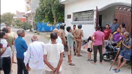 हरदोई: देहात क्षेत्र अंतर्गत शाहजहांपुर रोड स्थित नेक्सरा कालोनी में अज्ञात चोरों ने अरपन शुक्ला के मकान से लाखों की चोरी की
