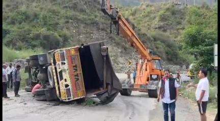 पौड़ी: श्रीनगर ऋषिकेश हाईवे पर नींद की झपकी आने से पलटा ट्रक, कोई जनहानि नहीं