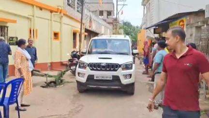 মেদিনীপুর: গোষ্ঠী কোন্দল পর্ব পার করে মেদিনীপুরে দিলীপ ঘোষ, করলেন চা-চক্র পথসভা, ছিলেন না জেলা স্তরের অনেক নেতাই