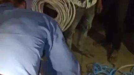 सीतामऊ: झांगरियां में तालाब के पास विद्युत केबल चोरी करते हुए लोगों ने चोर को पकड़ा, 2 भागे, जमकर हुई पिटाई