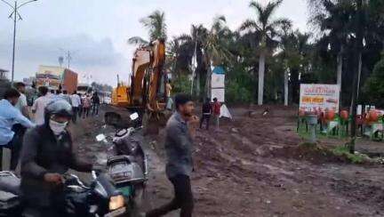 राहुरी: शहरातील नगर-मनमाड महामार्गालगत साईट गटाराच्या कामामुळे अपघातात एक ठार,नागरिकांची कारवाईची मागणी #Jansamasya