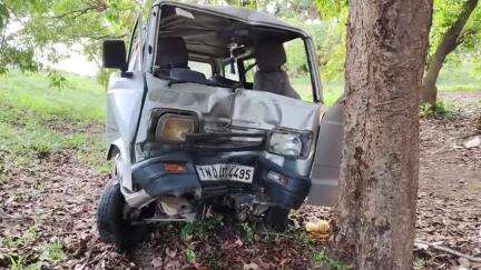 உளுந்தூர்பேட்டை: உளுந்தூர்பேட்டை புறவழிச்சாலையில் ஓட்டுனரின் தூக்க கலக்கத்தால் பள்ளத்தில் உள்ள மரத்தில் கார் மோதி விபத்து நான்கு பேர் படுகாயம்