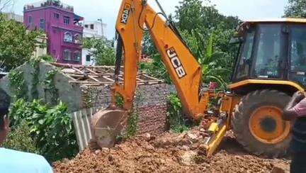 মেদিনীপুর: মেদিনীপুরে রেলের নোটিফিকেশন অনুযায়ী ভুঁইয়াপাড়ায় ভেঙে ফেলা হল পরপর 5টি বাড়ি