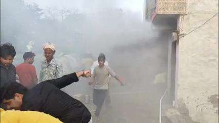 महावन: राया बलदेव मार्ग पर लकड़ी के गोदाम में शॉर्ट सर्किट के चलते लगी आग, लाखों का माल जलकर खाक