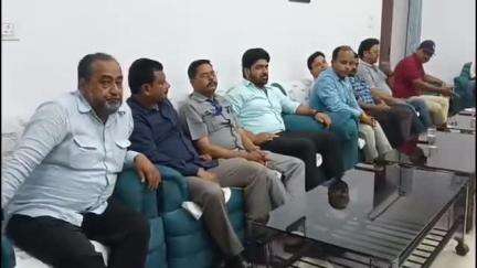 शाहजहांपुर: ऑल इंडिया डिफेंस एंप्लॉय फेडरेशन के जनरल सेक्रेटरी ने ऑर्डिनेंस क्लॉथिंग फैक्ट्री के कर्मचारियों के साथ की बैठक