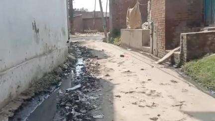 तिलहर: फीलनगर गांव में साफ सफाई न होने की वजह से जगह जगह फैली गंदगी, नालियां टूटी होने से लोग परेशान 
#jansamasya