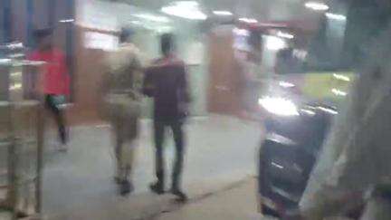 आबकारी विभाग और रैगांव चौकी पुलिस ने शराब की अवैध बिक्री करने के मामले में एक युवक को ओढ़की गांव से किया गिरफ्तार