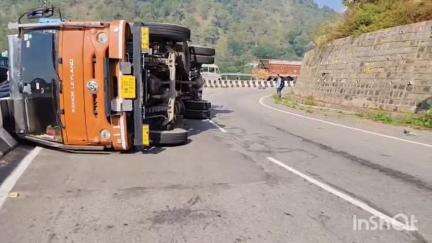 सोलन: NH-5 पर बड़ोग बाईपास पर पाइपों से भरा ट्रक पलटा, कोई जानी नुकसान नहीं हुआ, पुलिस कर रही जांच