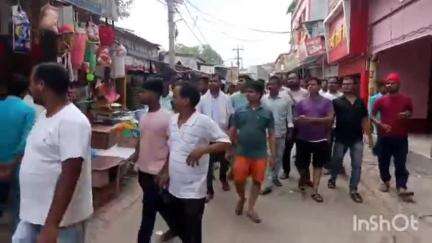 एकमा: एकमा बाजार में लूटकांड के विरोध में दुकानदारों ने बाजार बंद कराया