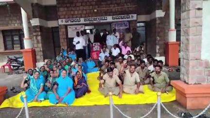 ಜಮಖಂಡಿ: ವಿವಿಧ ಬೇಡಿಕೆಗಳನ್ನು ಈಡೇರಿಸಲು ಒತ್ತಾಯ,ನಗರದ ನಗರಸಭೆ ಮುಂದೆ ಪೌರ ಕಾರ್ಮಿಕರಿಂದ ಅನಿರ್ಧಿಷ್ಠಾವಧಿ ಮುಷ್ಕರ