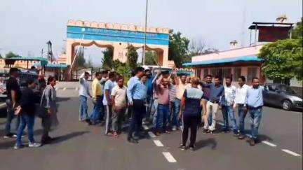 झालरापाटन: झालावाड़ कालीसिंध थर्मल के तकनीकी कर्मचारियों ने टाइम बोंड पॉलिसी लागू करने की मांग को लेकर थर्मल गेट पर किया प्रदर्शन