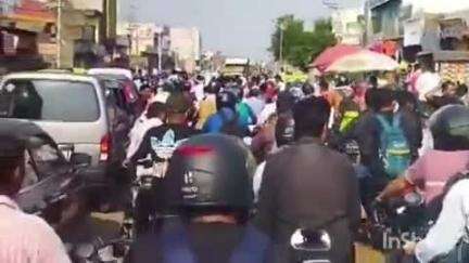 पलवल: अलीगढ़ रोड पर जलभराव से लगा लंबा जाम, लोग परेशान