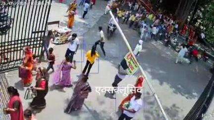 इटावा: डॉ. राम मनोहर लोहिया पार्क में मधुमक्खियों के हमले का सीसीटीवी वीडियो आया सामने, 50 से ज्यादा लोग हुए थे शिकार