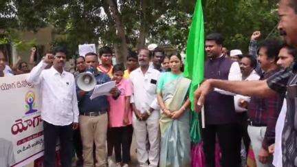 అమలాపురంలో యోగాంధ్ర కార్యక్రమం, పచ్చ జెండా ఊపి ర్యాలీ ప్రారంభించిన జిల్లా కలెక్టర్ మహేష్ కుమార్