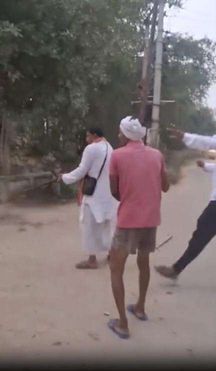 బిహార్‌లోని బక్సర్‌లో ఇసుక డంపింగ్ విషయంలో ఇరువర్గాల మధ్య ఘర్షణ, ముగ్గురు అన్నదమ్ములను రోడుపై కాల్చి చంపిన వీడియో వైరల్‌